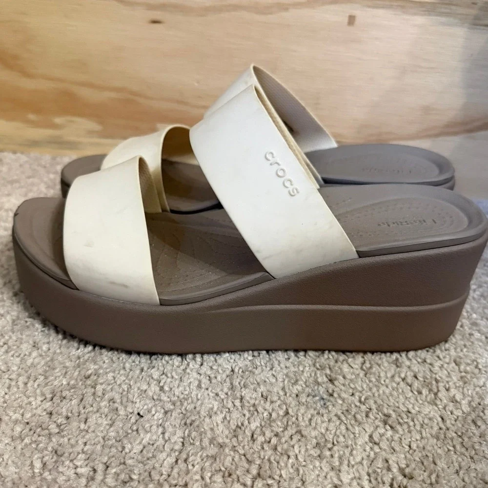 Women's 8 Crocs Brooklyn Double Strap Platform Wedge Sandals Taupe Comfort
